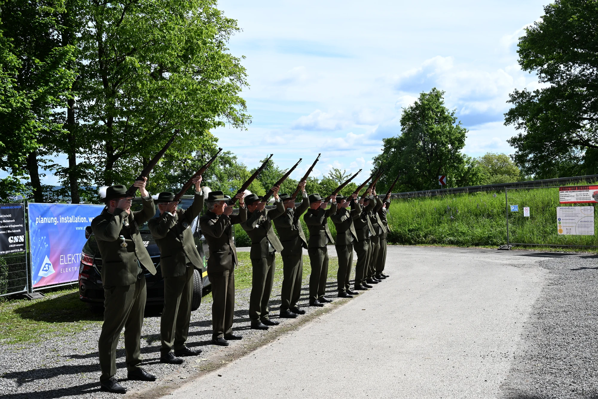Der Ehrenzug Seebronn beim Salutschießen im Freien
